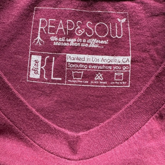 Maroon women’s t-shirt glory graphic in gold color size large - Picture 9 of 14